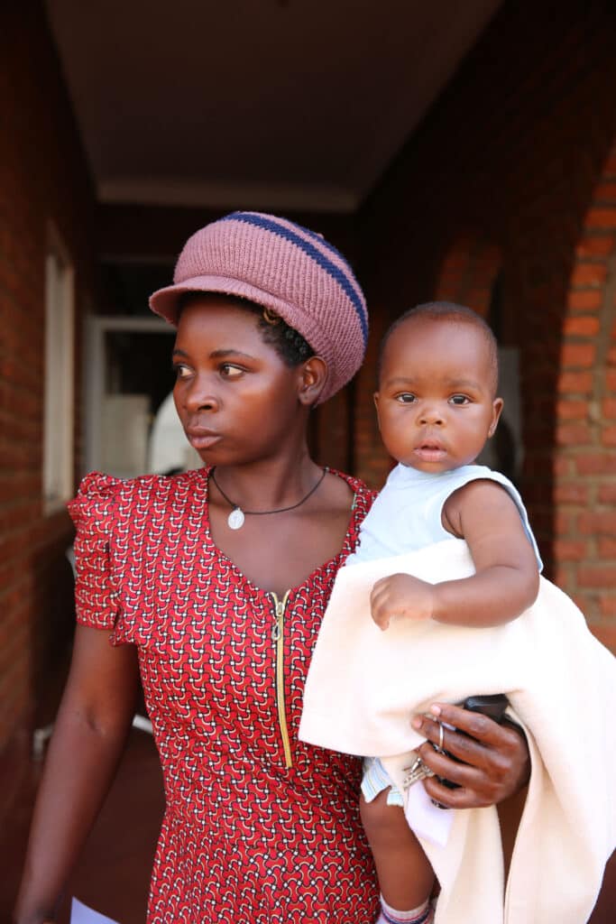 Beekenkamp mother holding child