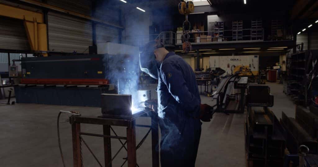 Franken metaal employee using blowtorch