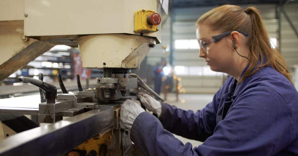 Franken metaal employee working with machinery