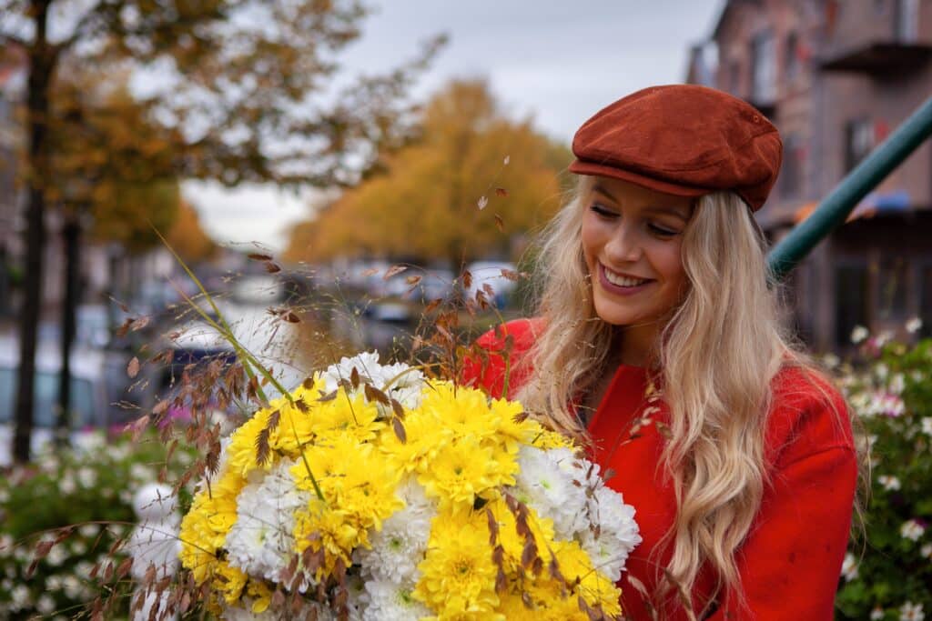 Dümmen Orange Pinacolada woman holding bouquet