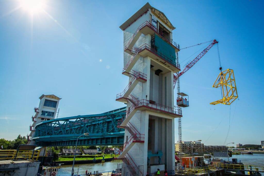 Lift frame next to tower of Ijsselkering